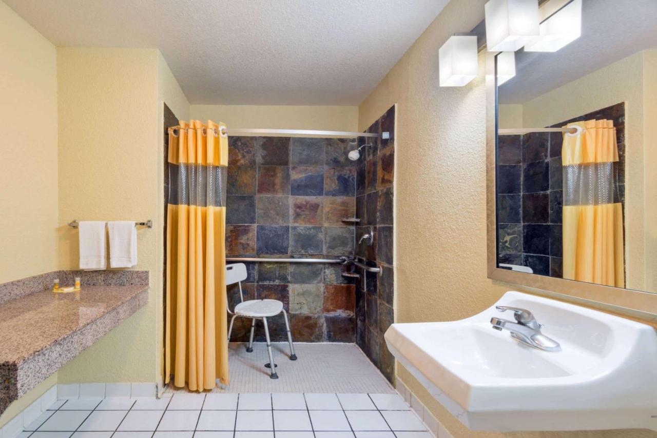 Days Inn By Wyndham Near Seaworld San Antonio Ngoại thất bức ảnh