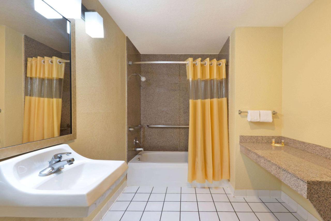Days Inn By Wyndham Near Seaworld San Antonio Ngoại thất bức ảnh