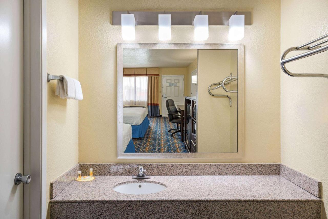Days Inn By Wyndham Near Seaworld San Antonio Ngoại thất bức ảnh